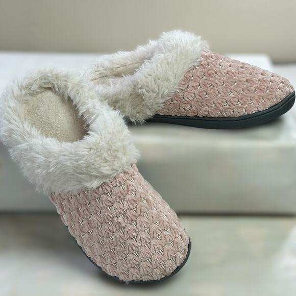 Isotoner Slippers Women Size 7.5 Pink White Popcorn Chenille Faux Fur Slip Ons - Picture 2 of 10